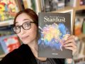 Marina Checchi - TUedIO design di Albano Laziale (Roma) consiglia STARDUST. POLVERE DI STELLE di Hannah Arnesen, traduzione di Laura Cangemi (Orecchio Acerbo): Un libro unico e speciale, che dà speranza e insegna che ogni piccolo gesto può diventare importante. Ci racconta la cura e l’amore, mettendoci di fronte alle nostre responsabilità.